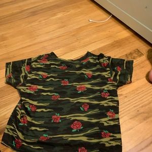 camo and rose cropped tee